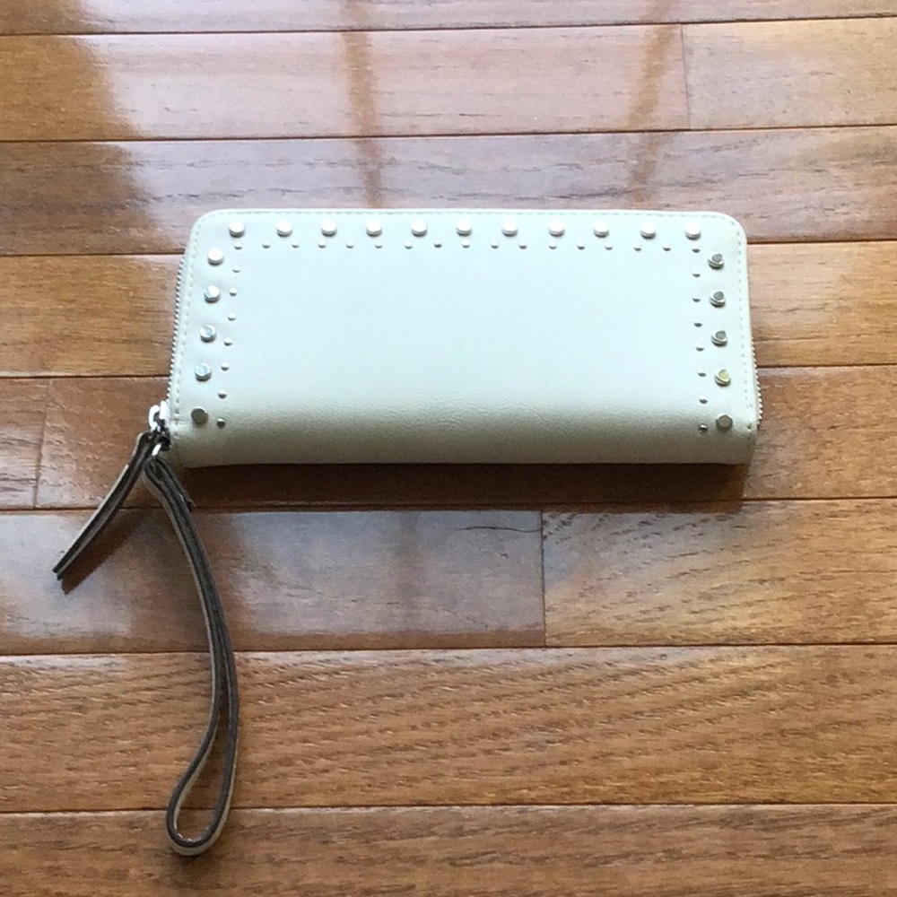 NWOT INC international concepts soft white zip all around wallet